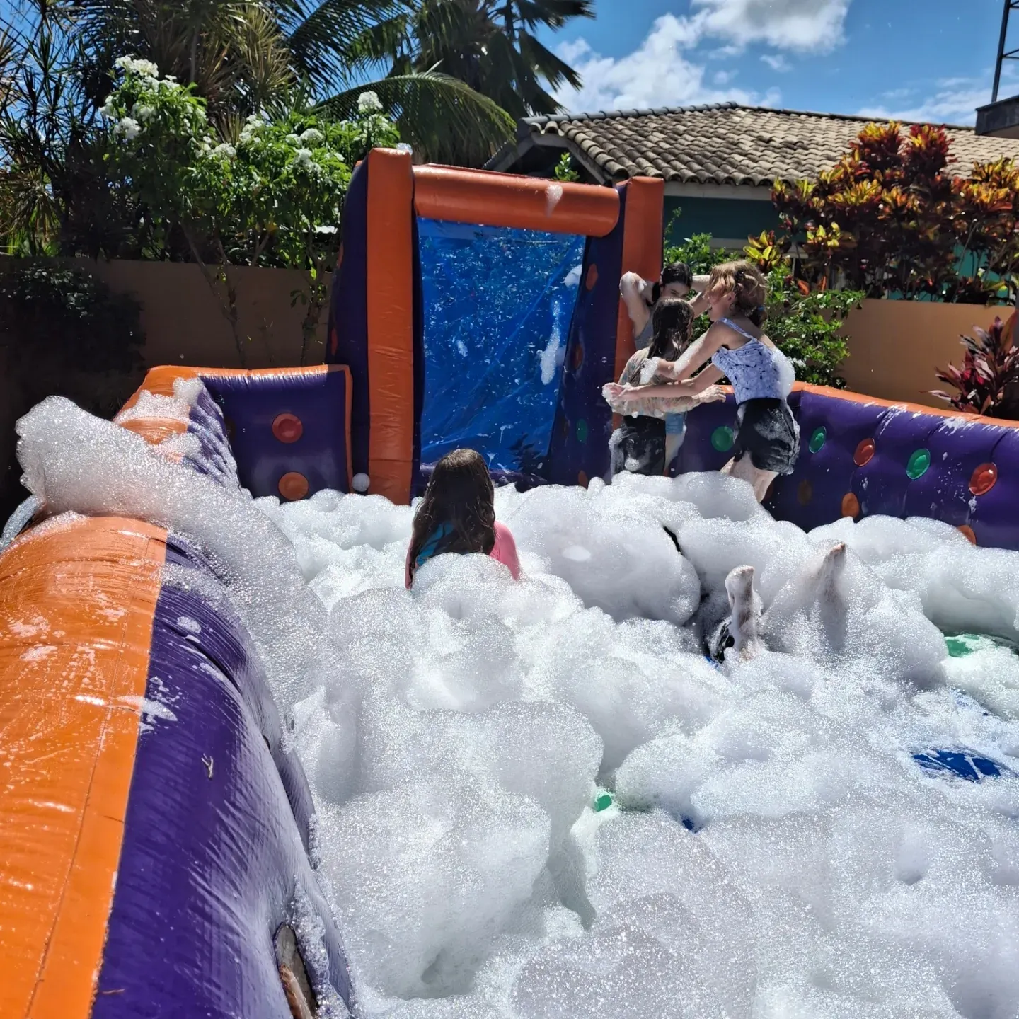Crianças felizes na espuma